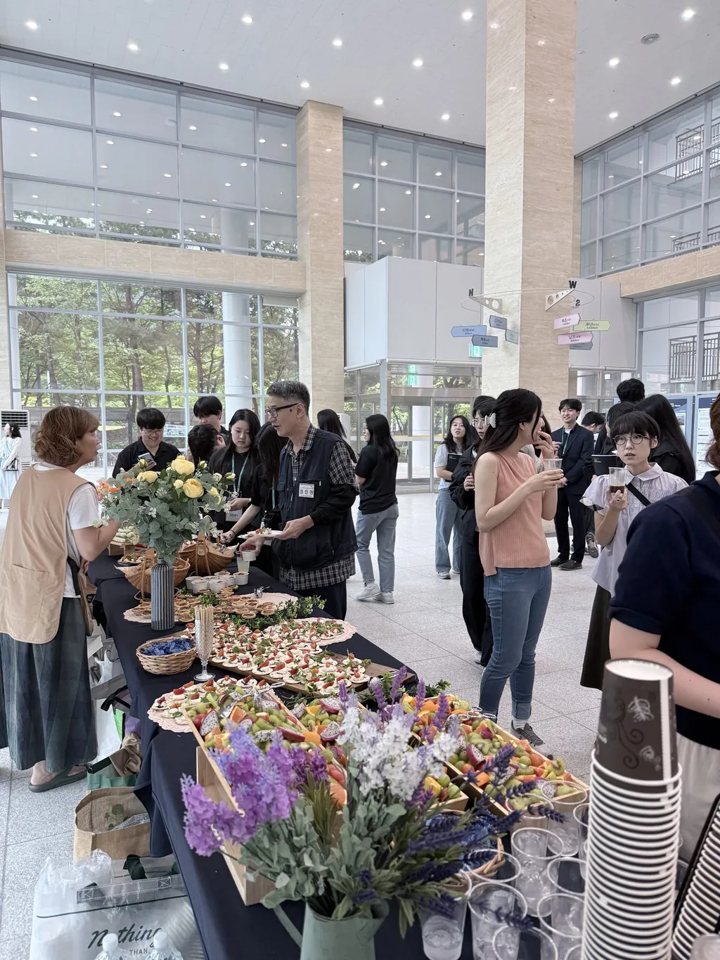 전시 오프닝 리셉션 현장의 케이터링 롱테이블
