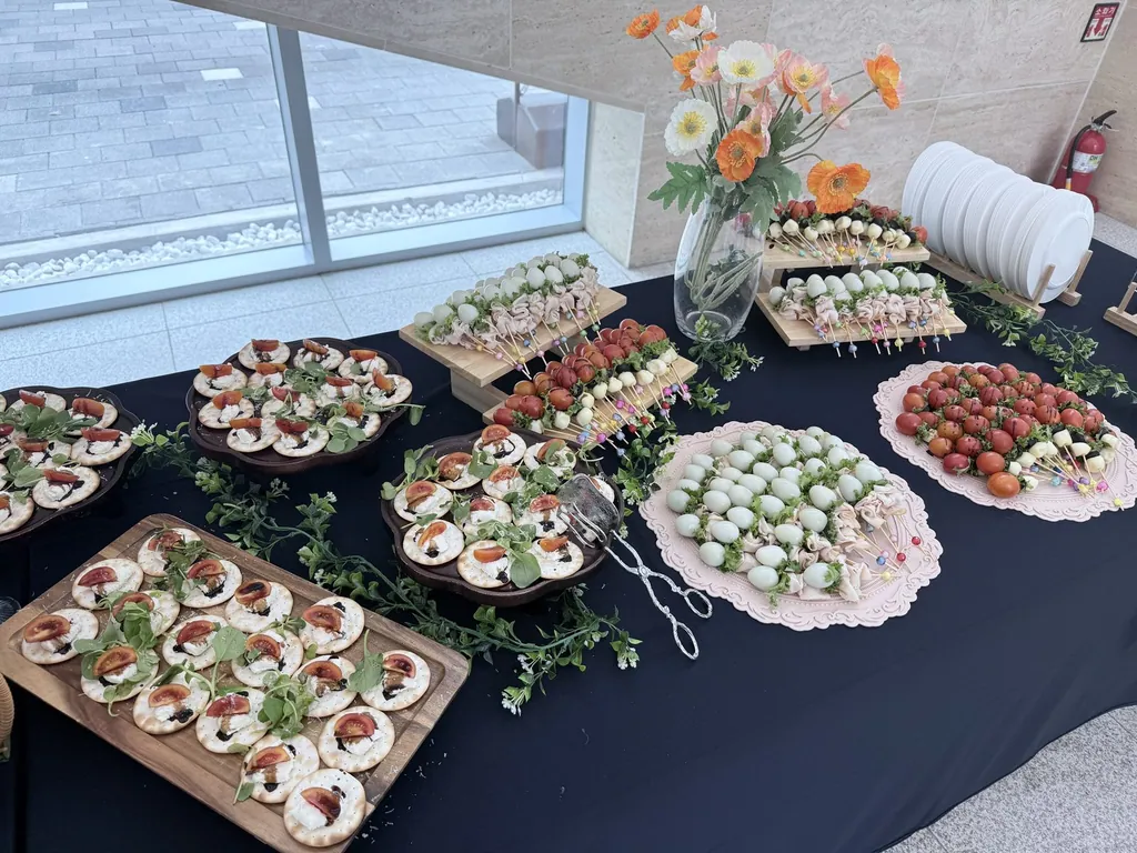 오이·토마토를 올린 카나페 플래터