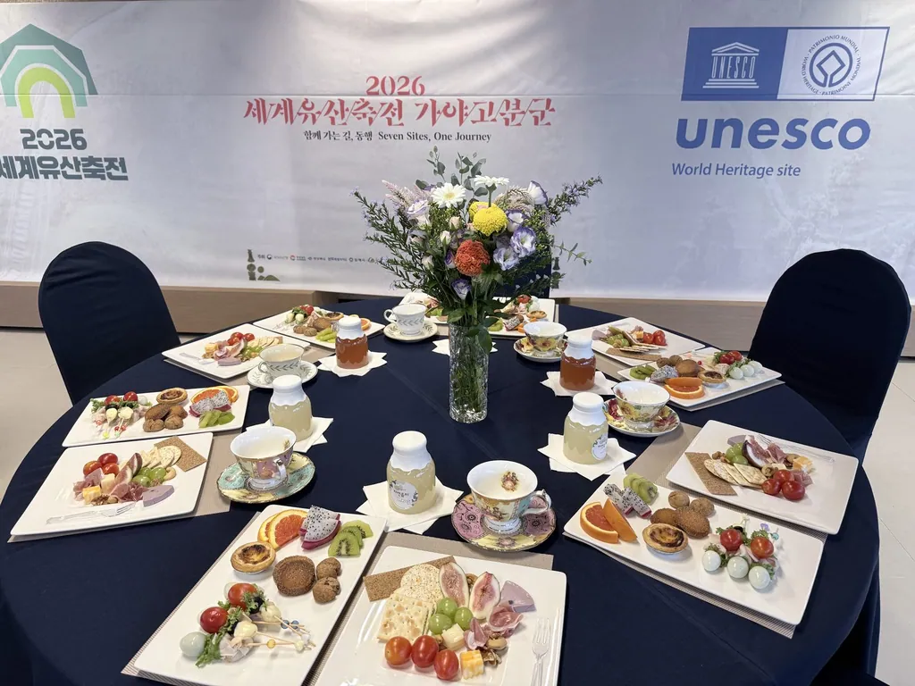 2026 세계유산축전 가야고분군 배너 앞에 차린 내빈 케이터링 테이블