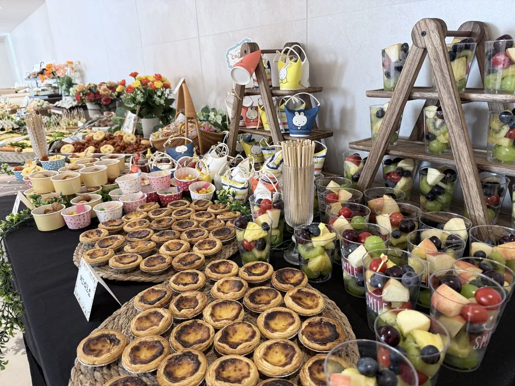 생일잔치 케이터링 — 에그타르트와 컵과일 스탠드, 캐릭터 간식 바구니를 차린 디저트 테이블
